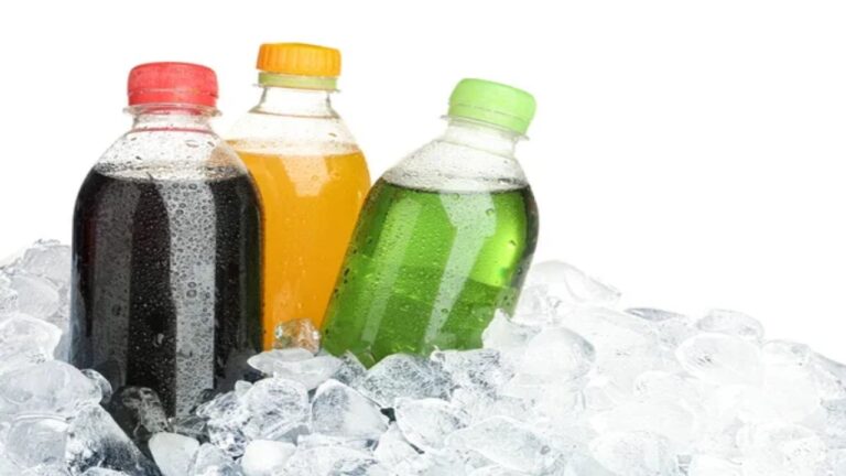 Reducir el consumo de bebidas en plástico disminuye la presión arterial