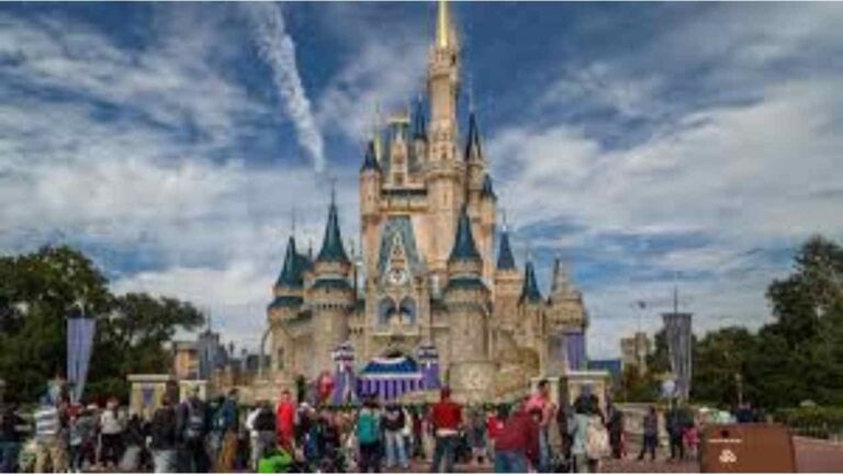 Disney World reabre sus parques temáticos de Florida, tras el paso de huracán Milton