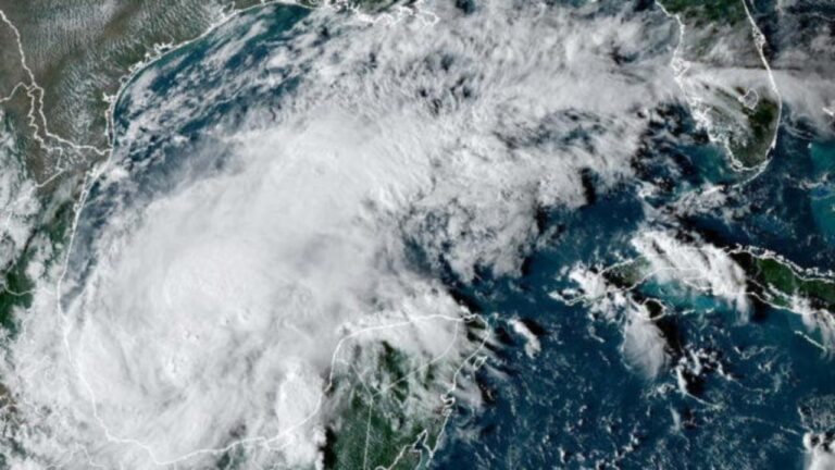 Debby fortaleció su fuerza al entrar a mar abierto