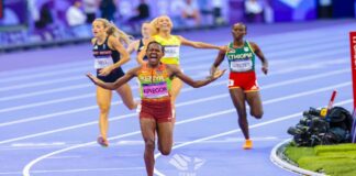 Faith Kipyegon retiene su corona del 1.500 con récord olímpico