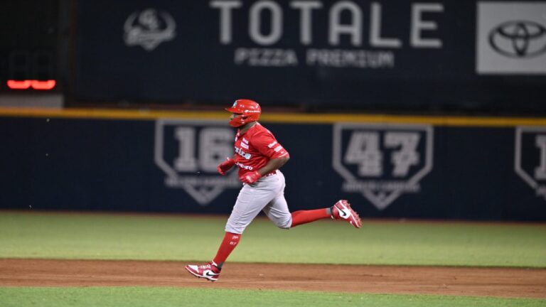 José Pirela pegó tres jonrones y mantiene a los Diablos Rojos en la pelea