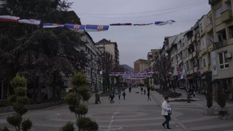 La UE pide a Kosovo reconsiderar cierre de oficinas postales serbias y negociar solución