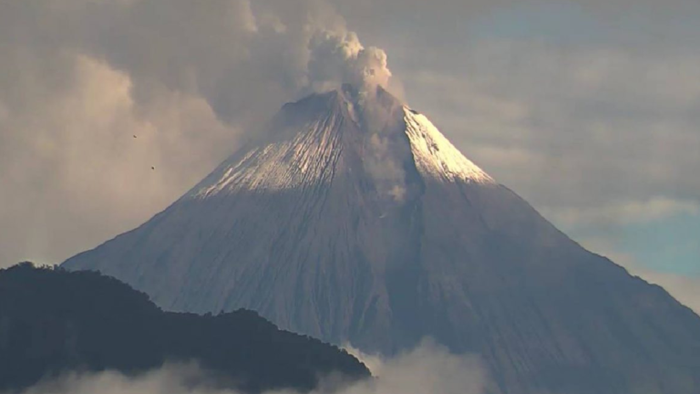 Volcán ecuatoriano Sangay emana columnas de gas y ceniza de hasta 1.800 metros