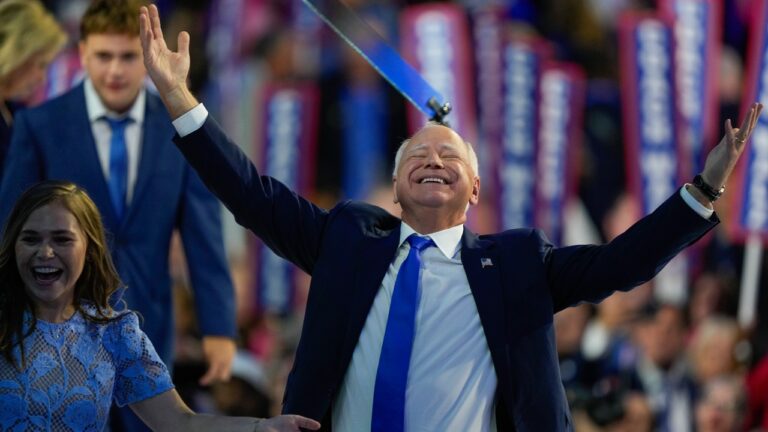 Tim Walz acepta la nominación demócrata para ser vicepresidente de EEUU