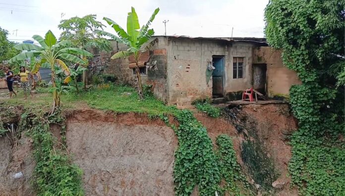 Familias quedan incomunicadas por deslizamiento de tierra