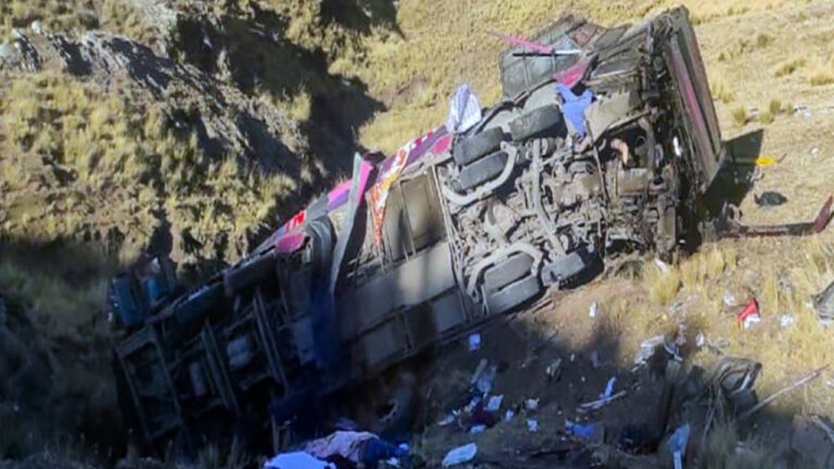 Al menos 14 muertos y 18 heridos en un accidente vial en Bolivia