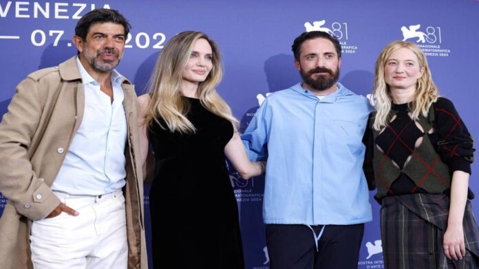 Angelina Jolie deslumbra en la alfombra roja de Venecia en el estreno de 'María'