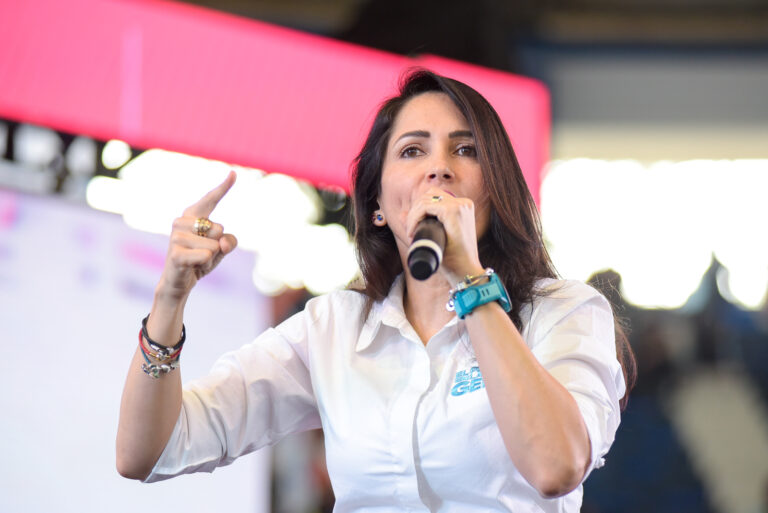 Correísmo postula nuevamente a Luisa González como candidata a la Presidencia de Ecuador