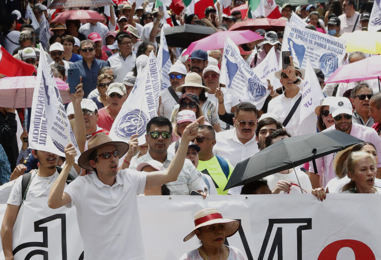Mexicanos en todo el país protestan contra reforma al Poder Judicial de López Obrador