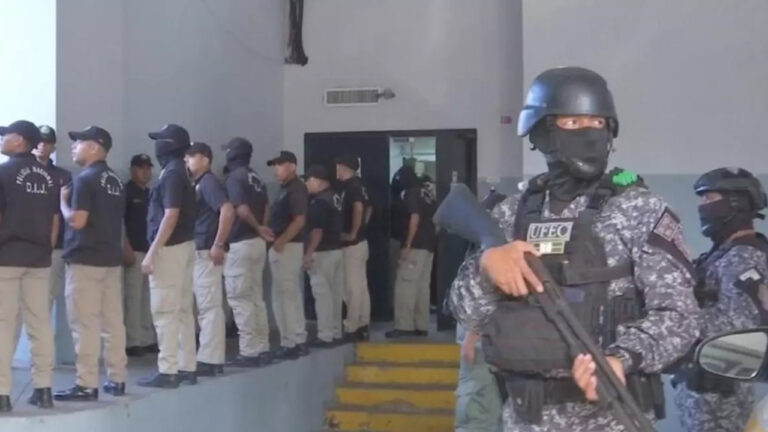 Policía de Panamá busca a 11 «prófugos» vinculados a un grupo que movía droga de Colombia