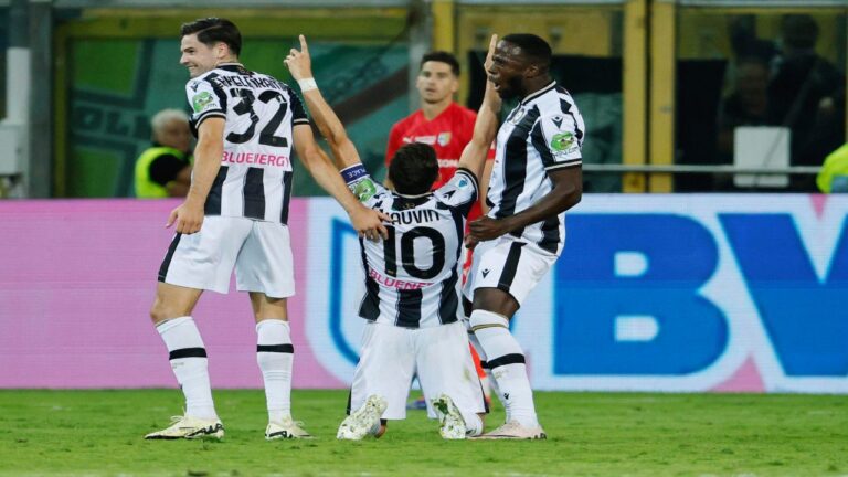 Udinese remontó ante Parma para treparse a la cima de la Serie A