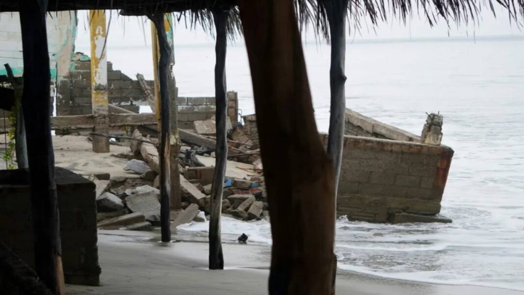 El ciclón John se degrada a presión remanente tras dejar al menos dos muertos en México