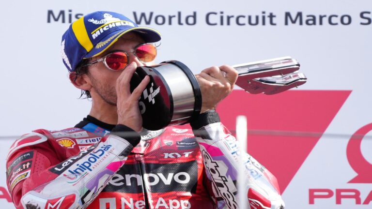 Bastianini logró una polémica victoria ante Martín y Márquez