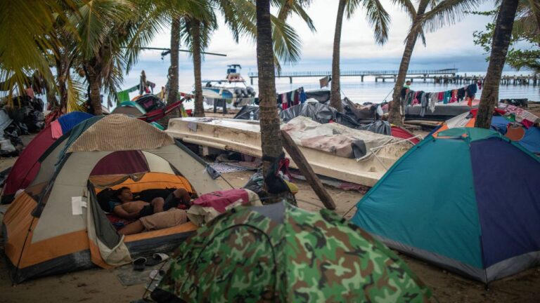Evacuan a 19 migrantes "gravemente enfermos" varados en unas playas del Pacífico de Panamá