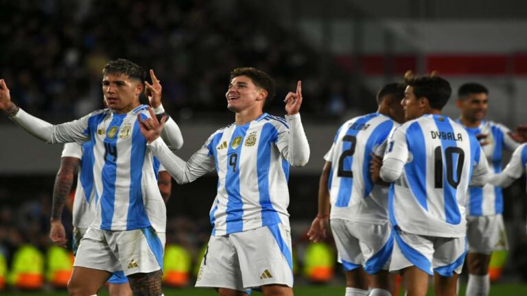 Argentina goleó en el homenaje a Di María y comanda la clasificación