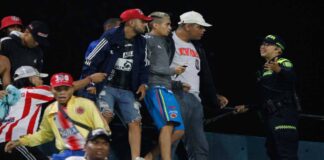 Al menos 21 personas, incluido un policía, resultaron heridas en un brote de violencia durante un partido de fútbol de la liga colombiana entre el Atlético Nacional y el Junior de Barranquilla en el estadio Atanasio Girardot de Medellín