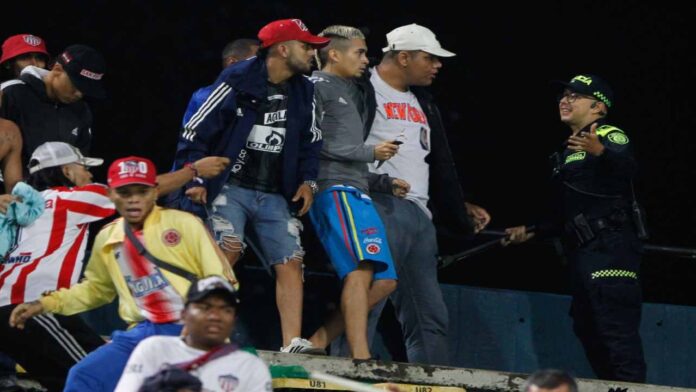 Al menos 21 personas, incluido un policía, resultaron heridas en un brote de violencia durante un partido de fútbol de la liga colombiana entre el Atlético Nacional y el Junior de Barranquilla en el estadio Atanasio Girardot de Medellín