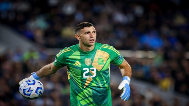 FIFA sancionó a Emiliano Martínez y no podrá jugar contra Venezuela y Bolivia