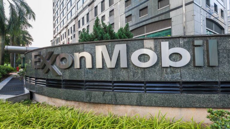 California demanda a la petrolera ExxonMobil por contaminación de plásticos