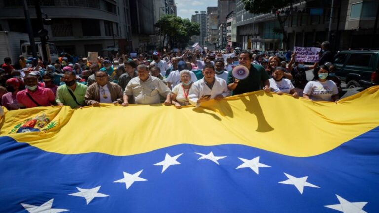 Trabajadores públicos conmemoran su día en medio de solicitud de mejoras salariales