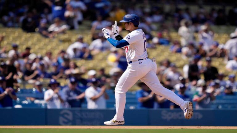 Ohtani se acerca al club 50-50