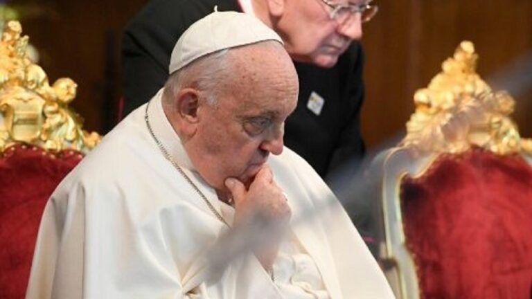 El papa no se asomará a la ventana por el Ángelus para curar un resfriado antes de Navidad