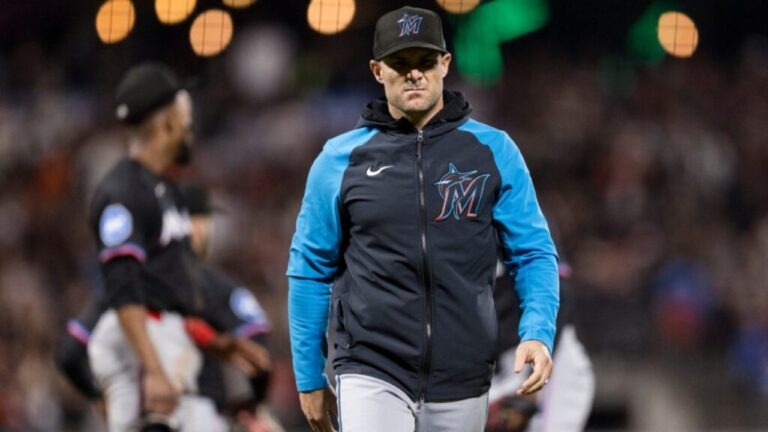 Marlins despidieron a Skip Schumaker como manager del equipo