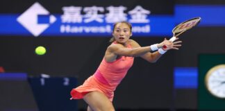 La argentina Nadia Podoroska perdió su tercer partido en el Abierto de China, al sucumbir ante la quinta cabeza de serie, la china Zheng Qinwen, por 6-3 y 6-2, que avanza así hasta los octavos de final torneo pekinés.