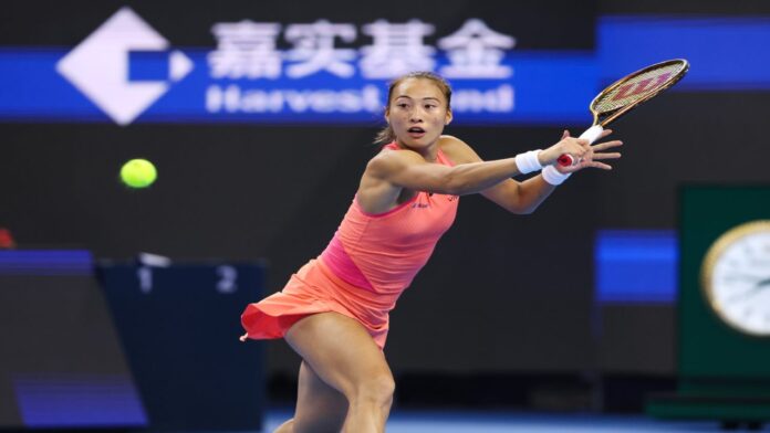 La argentina Nadia Podoroska perdió su tercer partido en el Abierto de China, al sucumbir ante la quinta cabeza de serie, la china Zheng Qinwen, por 6-3 y 6-2, que avanza así hasta los octavos de final torneo pekinés.