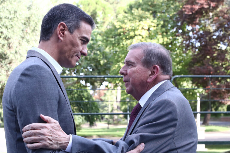 Pedro Sánchez recibió a Edmundo González en el Palacio de la Moncloa