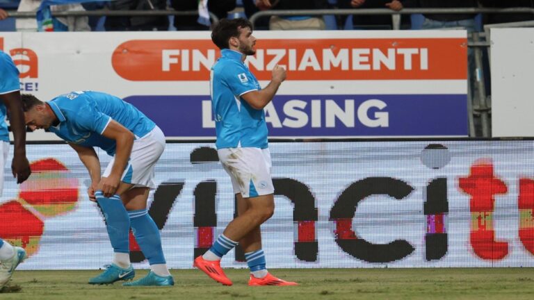 Nápoli goleó al Cagliari para subirse a la cima de Italia