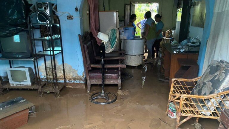 Cinco viviendas resultaron afectadas por el desbordamiento de la quebrada Agua Bendita