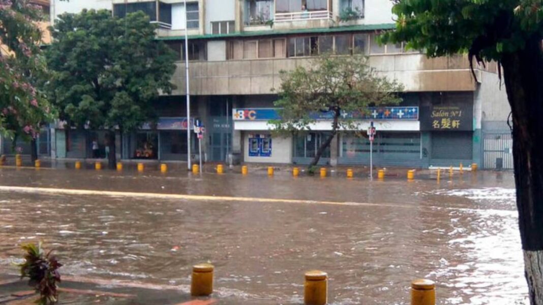 Fuertes lluvias dejan algunas calles inundadas en la Gran Caracas este Lunes #02Sep