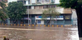 Fuertes lluvias dejan algunas calles inundadas en la Gran Caracas este Lunes #02Sep