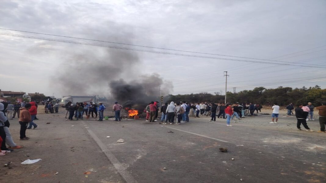 Manifestantes bloquean la vía Panamericana en el norte de Perú en protesta por inseguridad