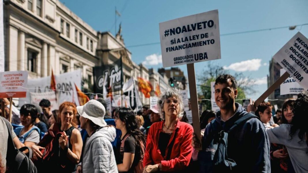 Milei veta la ley de financiación de las universidades públicas tras marcha multitudinaria