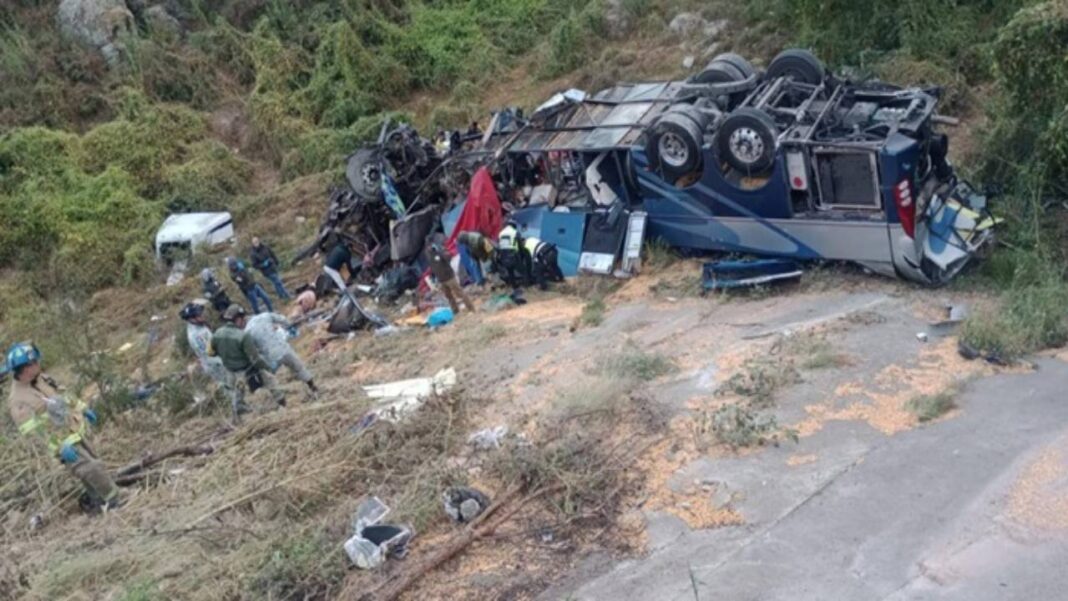 Accidente en carretera deja 19 muertos y seis heridos en México