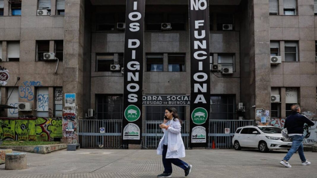 El conflicto universitario se ha agudizado este jueves en Argentina con una huelga de profesores y la toma de varias facultades por parte de los estudiantes en repudio al veto presidencial a una ley que buscaba garantizar mayor financiación a la educación pública superior. Este jueves no hubo clases en el medio centenar de universidades públicas que hay en Argentina, luego de que en la víspera el veto del presidente del país, Javier Milei, quedara en firme tras una votación en la Cámara de Diputados en la que la oposición no logró los votos necesarios para rechazar la decisión del jefe de Estado. A pesar de que 160 diputados votaron en contra del veto y 85 a favor, se necesitaban dos tercios de las sillas de la Cámara Baja para rechazar la medida de Milei y dejar en firme la ley de financiación universitaria, hecho al que los sindicatos de profesores reaccionaron con la convocatoria a una huelga este jueves. 