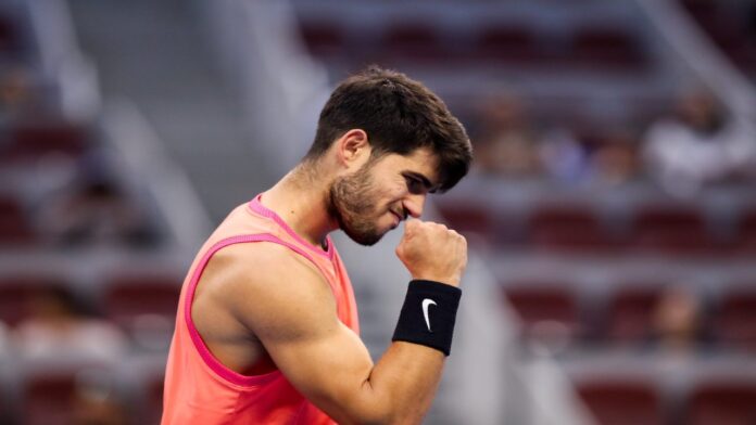 Alcaraz tumbó a Medvedev y espera rival en la final del Abierto de China