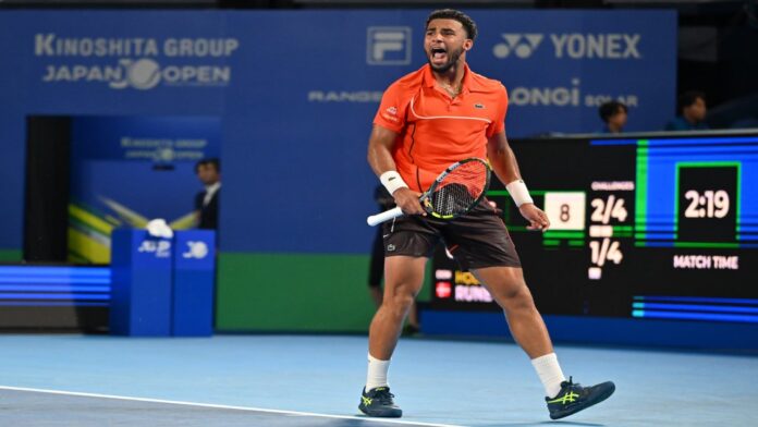 El francés Arthur Fils (24 ATP) conquistó este martes su primer título del Abierto de Japón, un torneo de categoría ATP 500, tras imponerse a su compatriota Hugo Umbert (18) en un disputado partido que se saldó en tres sets, 5-7 y 7-6 (6) y 6-3.