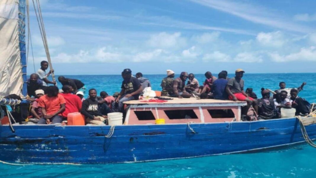 Detienen a 35 migrantes haitianos que arribaron a una playa de Jamaica