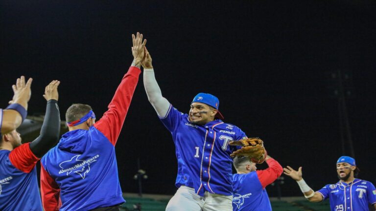 Tiburones se apoyó en el 7mo de la suerte para remontar frente a Bravos