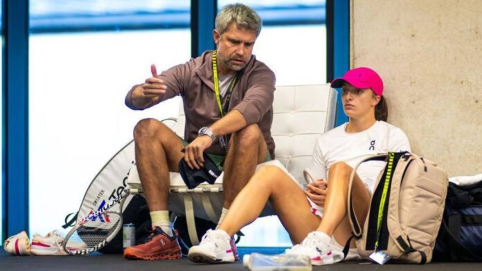 La número uno del tenis mundial femenino, la polaca Iga Świątek, anunció este viernes a través de su cuenta de Instagram el fin de su colaboración con Tomasz Wiktorowski, el entrenador con el que ha conquistado los mayores éxitos de su carrera.