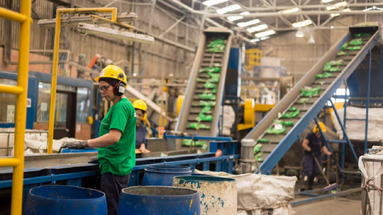La producción industrial en Colombia sigue disminuyendo y cayó el 2,1 % en noviembre