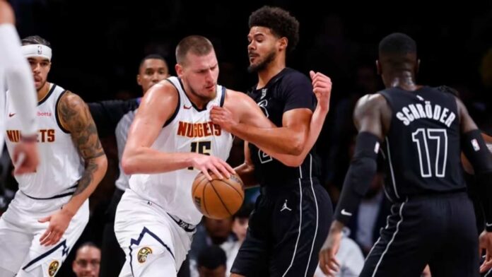 Jokic rescató a los Nuggets en Brooklyn