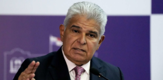 El presidente de Panamá ordena a la Policía reabrir zona bananera bloqueada por sindicatos