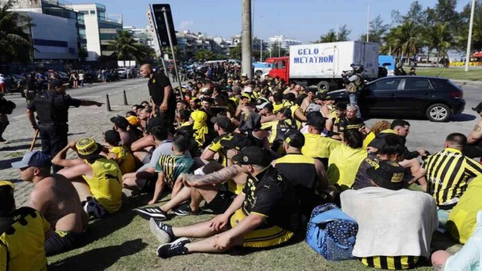 22 hinchas de Peñarol continúan detenidos en Río de Janeiro por actos de vandalismo