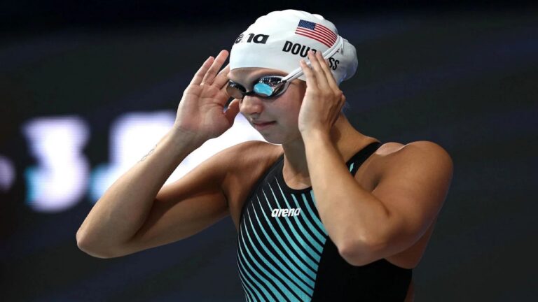 Kate Douglass bate el récord mundial de 200 metros estilo pecho