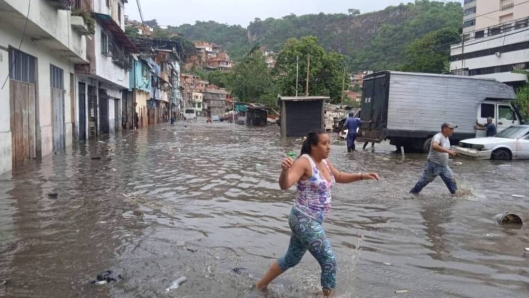 Lluvias causaron anegaciones en viviendas de Petare