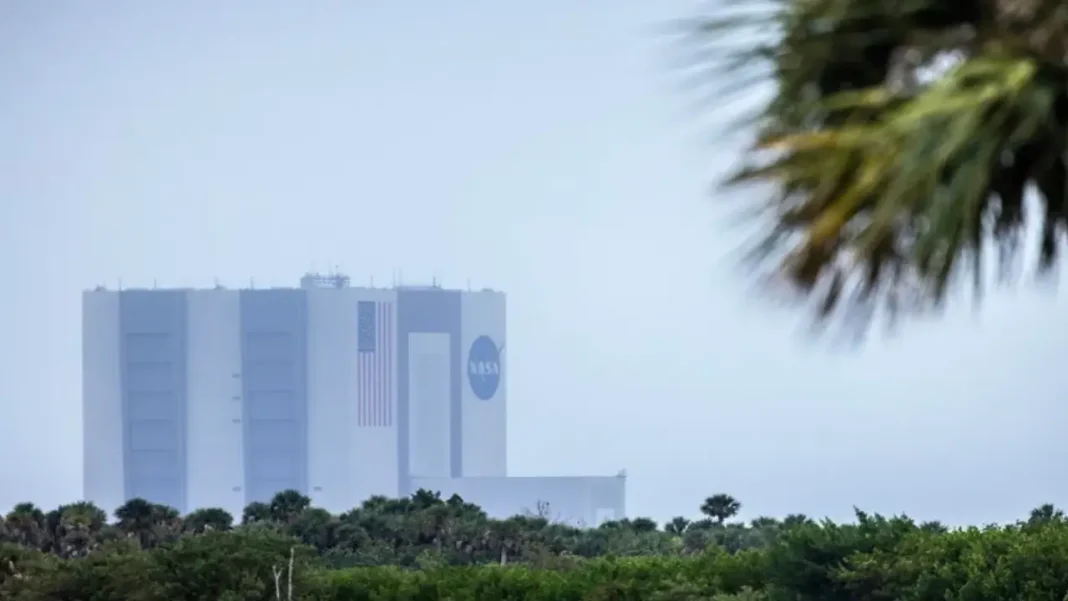 El Centro Espacial Kennedy de Florida cierra ante la inminente llegada del huracán Milton